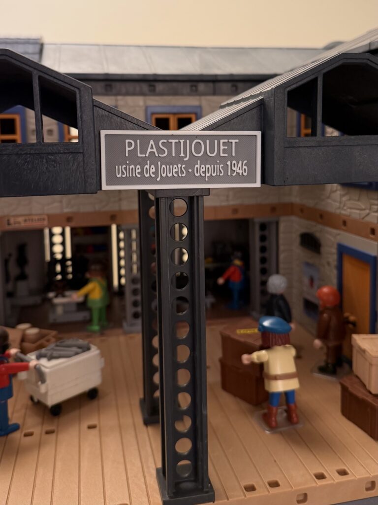 Vitrine d’exposition Playmobil, objets et scènes rétro