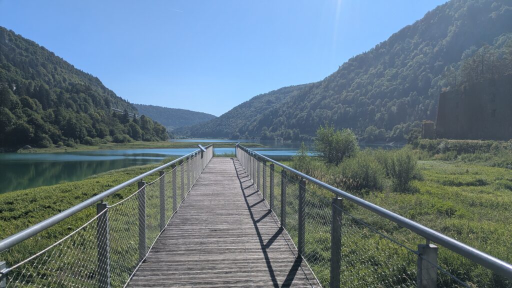 Ponton en bois du parcours aux Glacières de Sylans