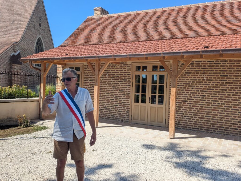 Intérieur rénové de la salle de catéchisme à Saint-Usuge
