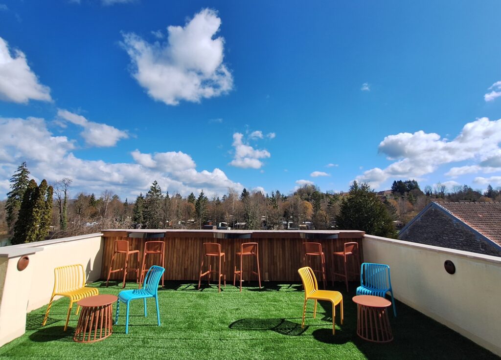 Terrasse rénovée de l’hôtel-restaurant des rives de l’Ain