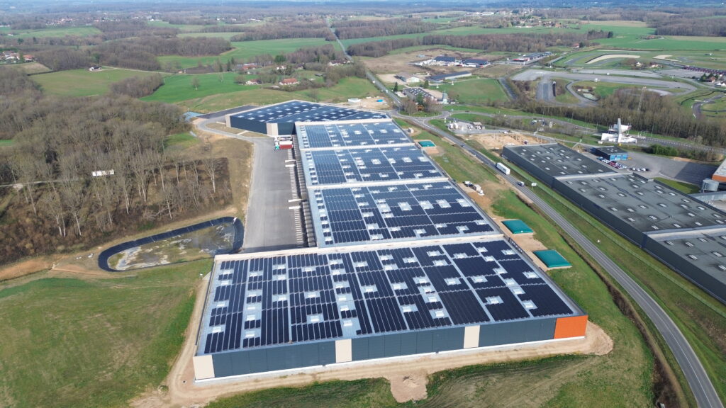 Installation photovoltaïque TotalEnergies sur toit d'entrepôt Intex