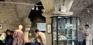 Pesmes. Les trésors de la Terre s’exposent à la Salle des Voûtes exposition minéraux à Pesmes dans la salle des voutes