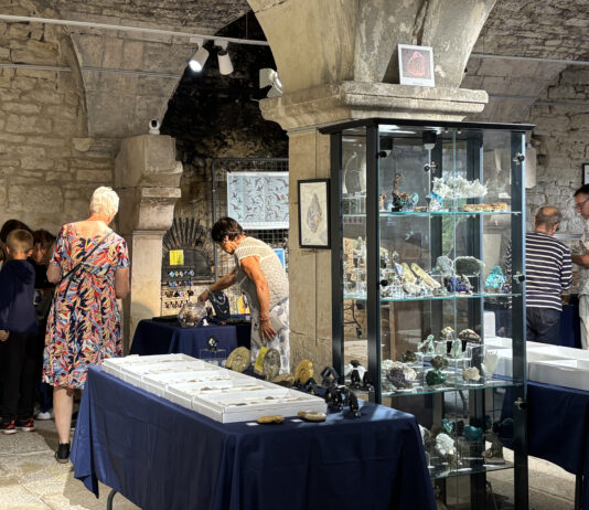 Pesmes. Les trésors de la Terre s’exposent à la Salle des Voûtes exposition minéraux à Pesmes dans la salle des voutes