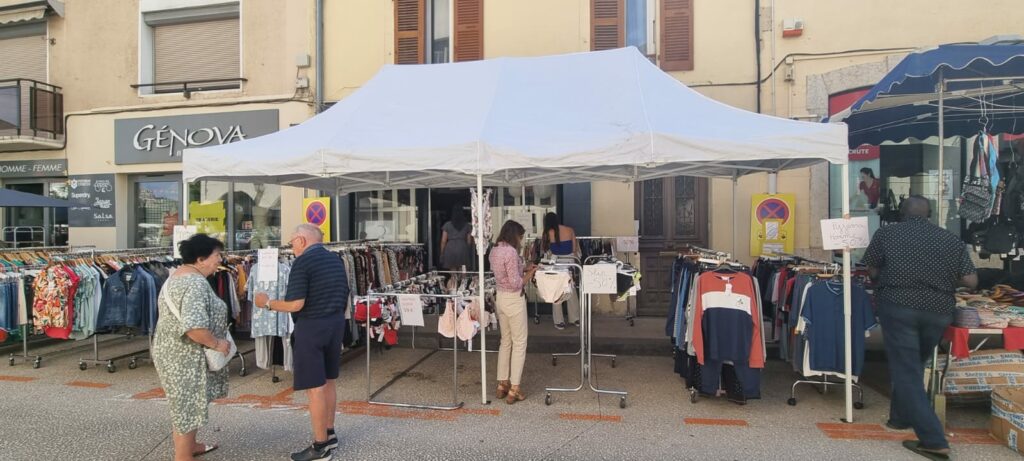 Rue animée d’Oyonnax avec braderie et passants