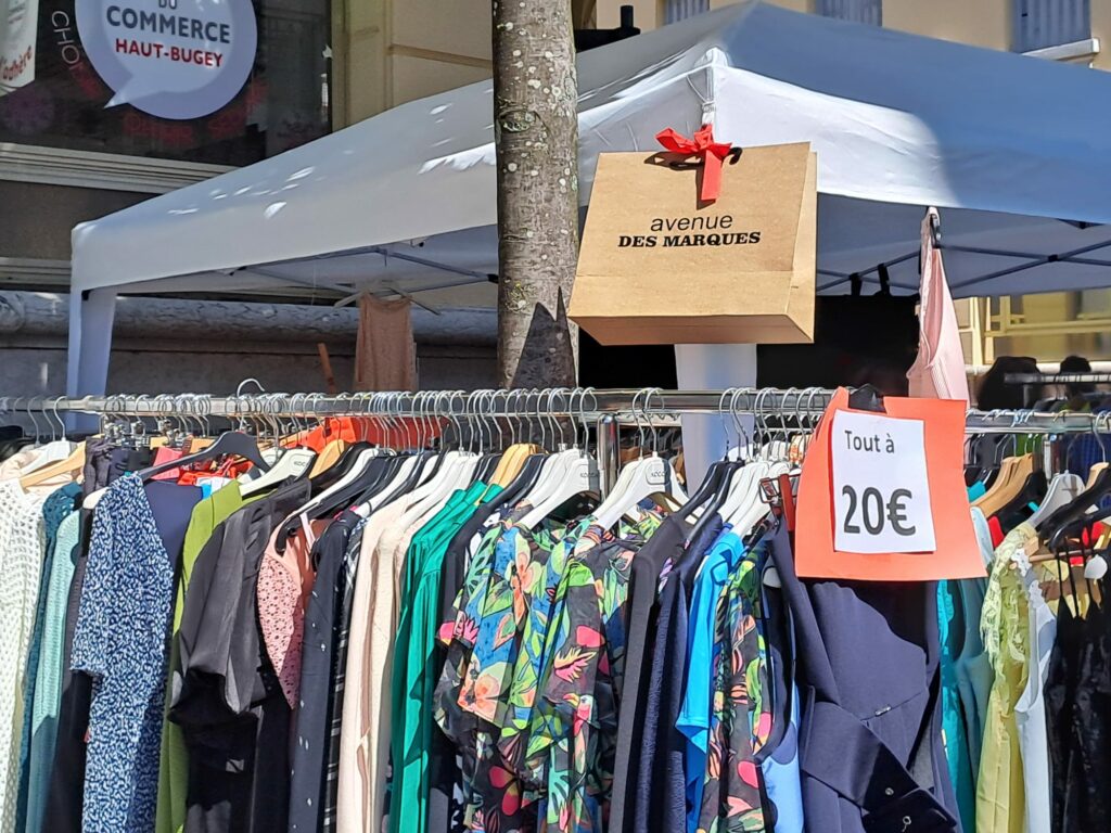 Vue de la braderie avec stands en centre-ville