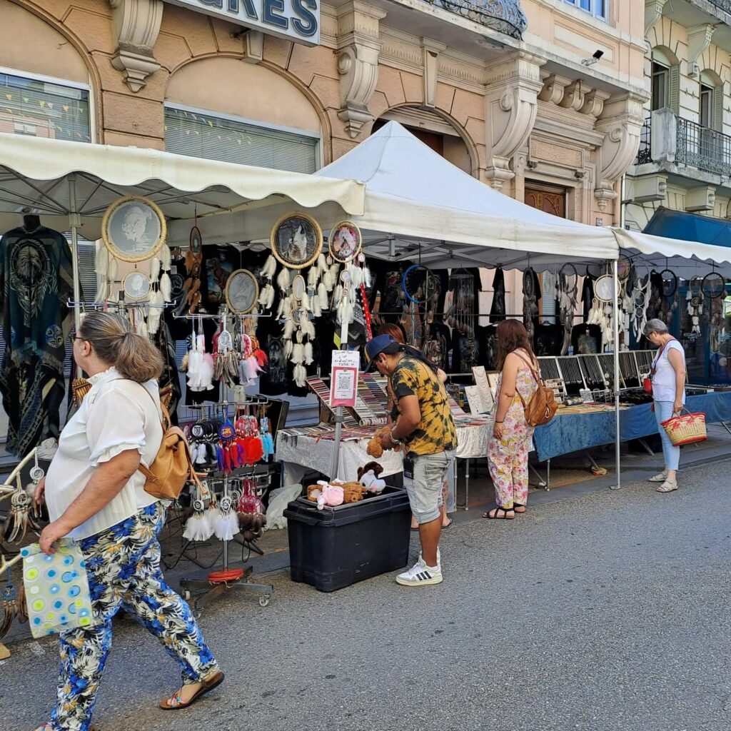Commerçants et étals de braderie dans une rue