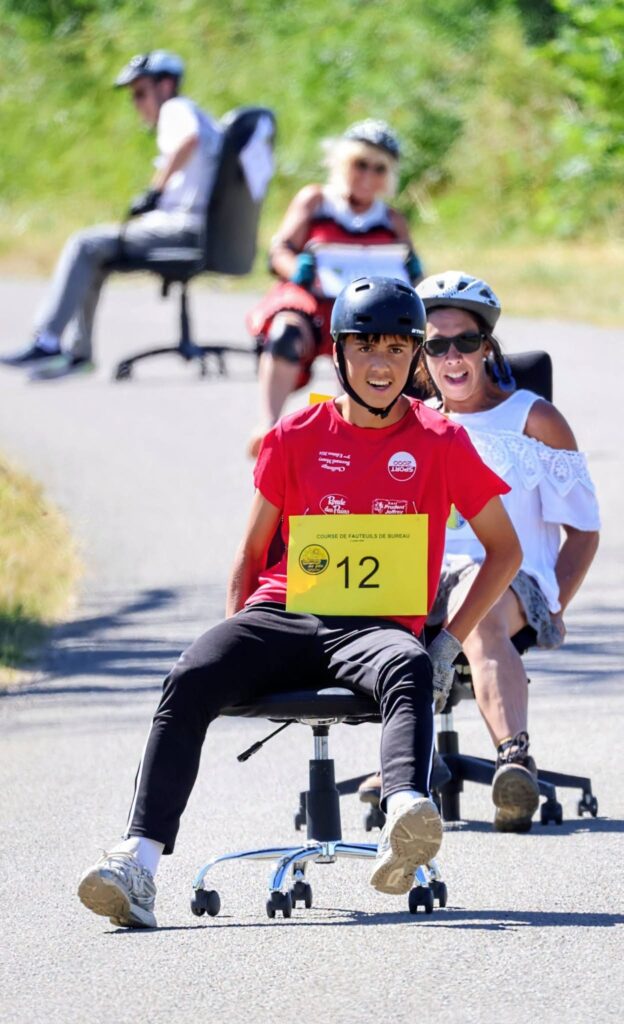 Pilote en fauteuil de bureau sur la pente