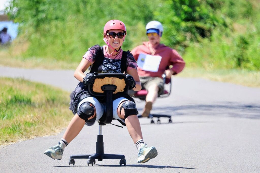 Course de fauteuils de bureau en descente