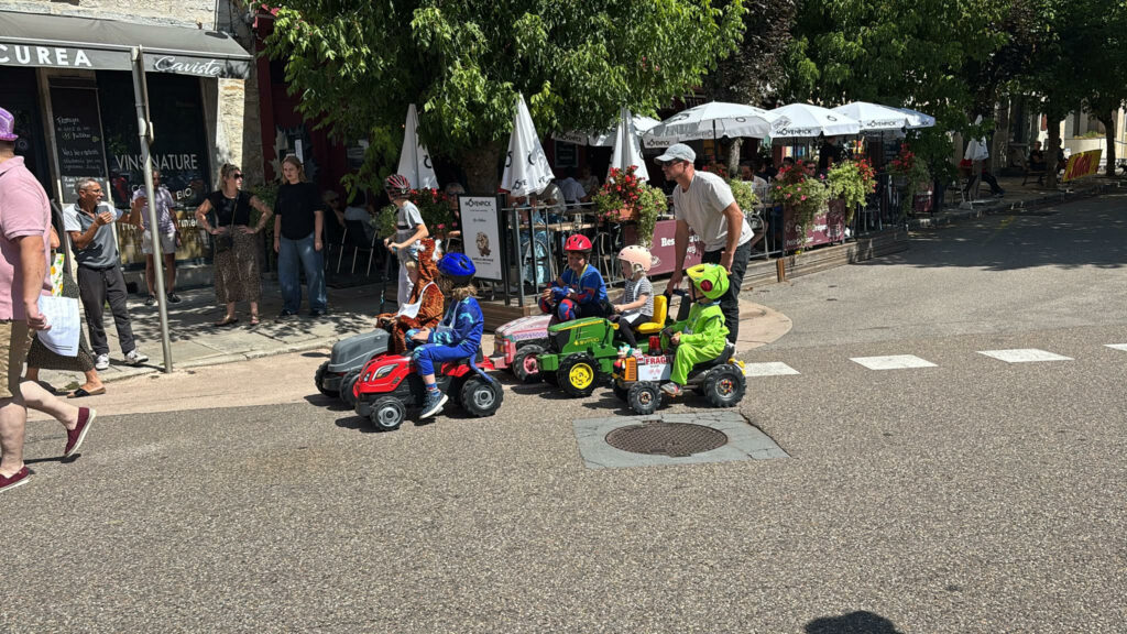 Course de tracteurs à pédales, enfants participants