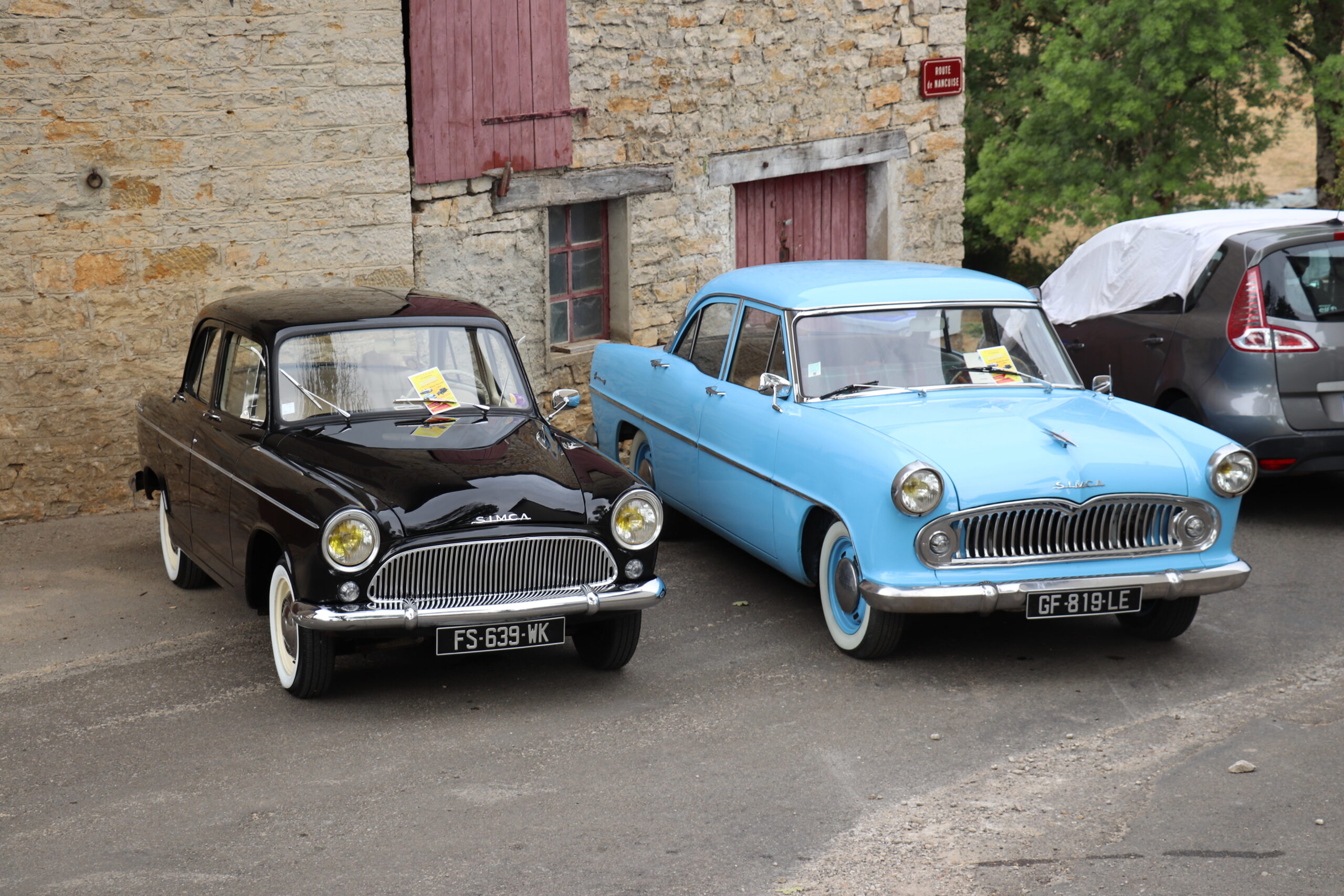 Deux voitures Simca anciennes exposées en plein air