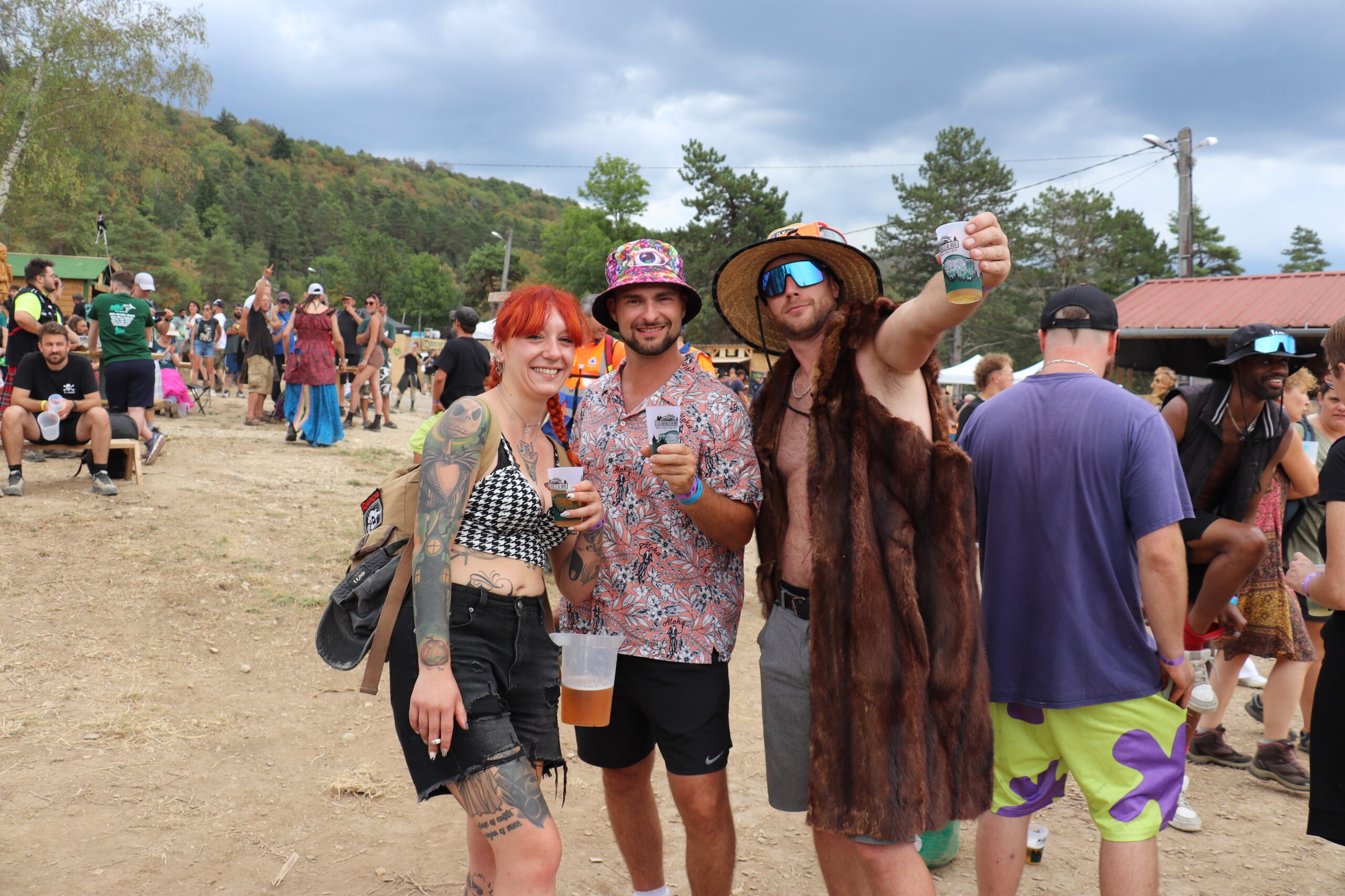 Enora Ludovic et Pierre festivaliers souriants à Légna