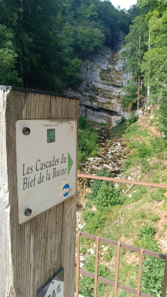 cascade Bief Ruine Jura