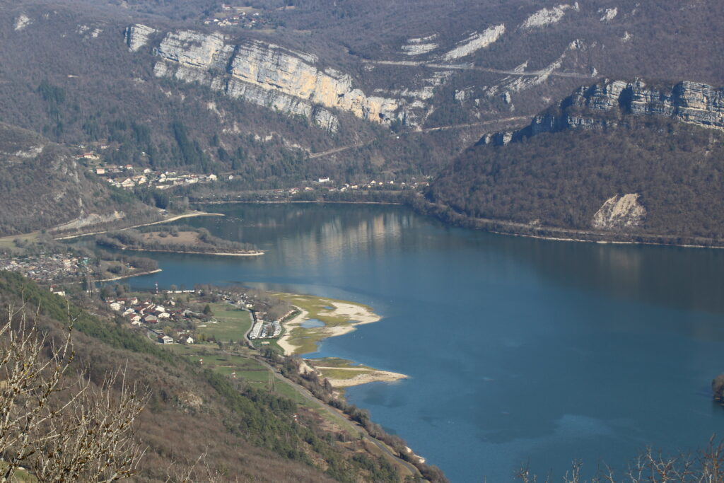 Le Lac de Coiselet et le village de Chancier vu du ciel à Thoirette Coisia