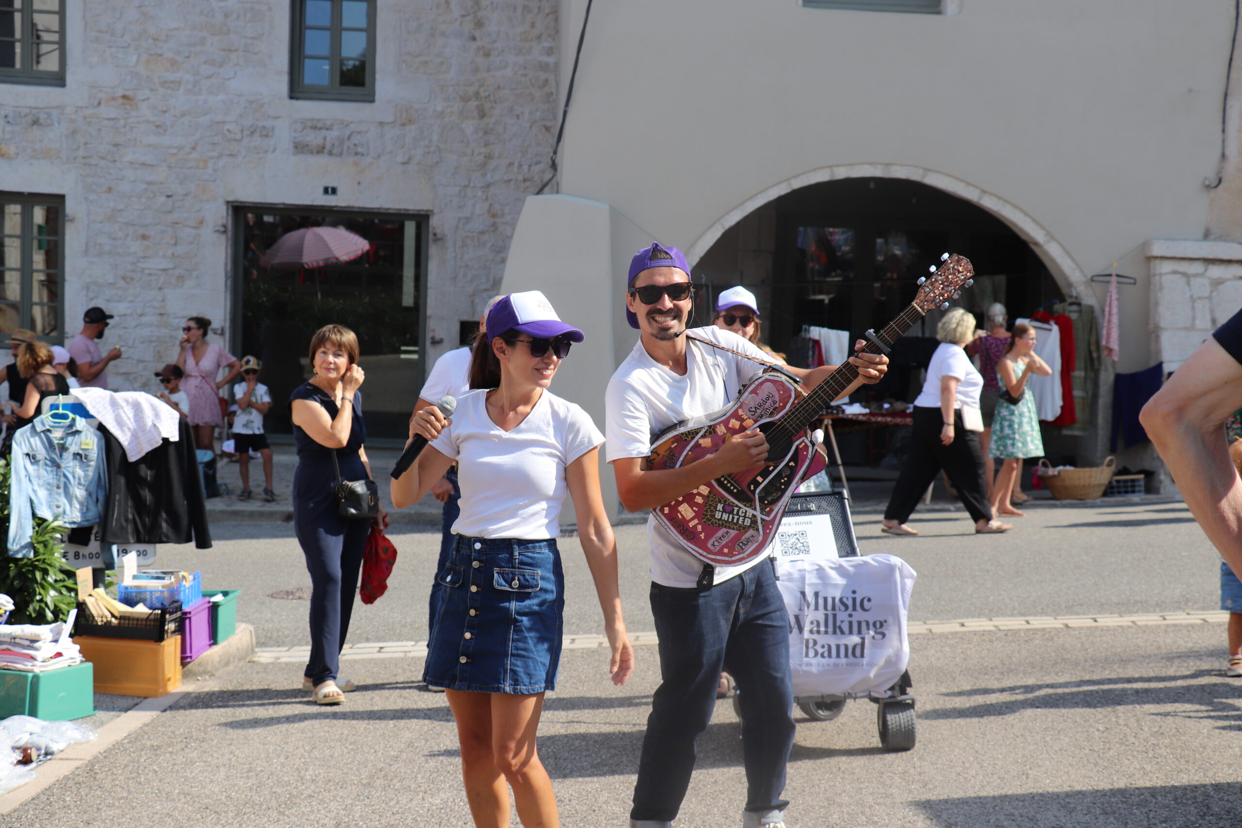 Music Walking Band défilant dans les rues d’Arinthod