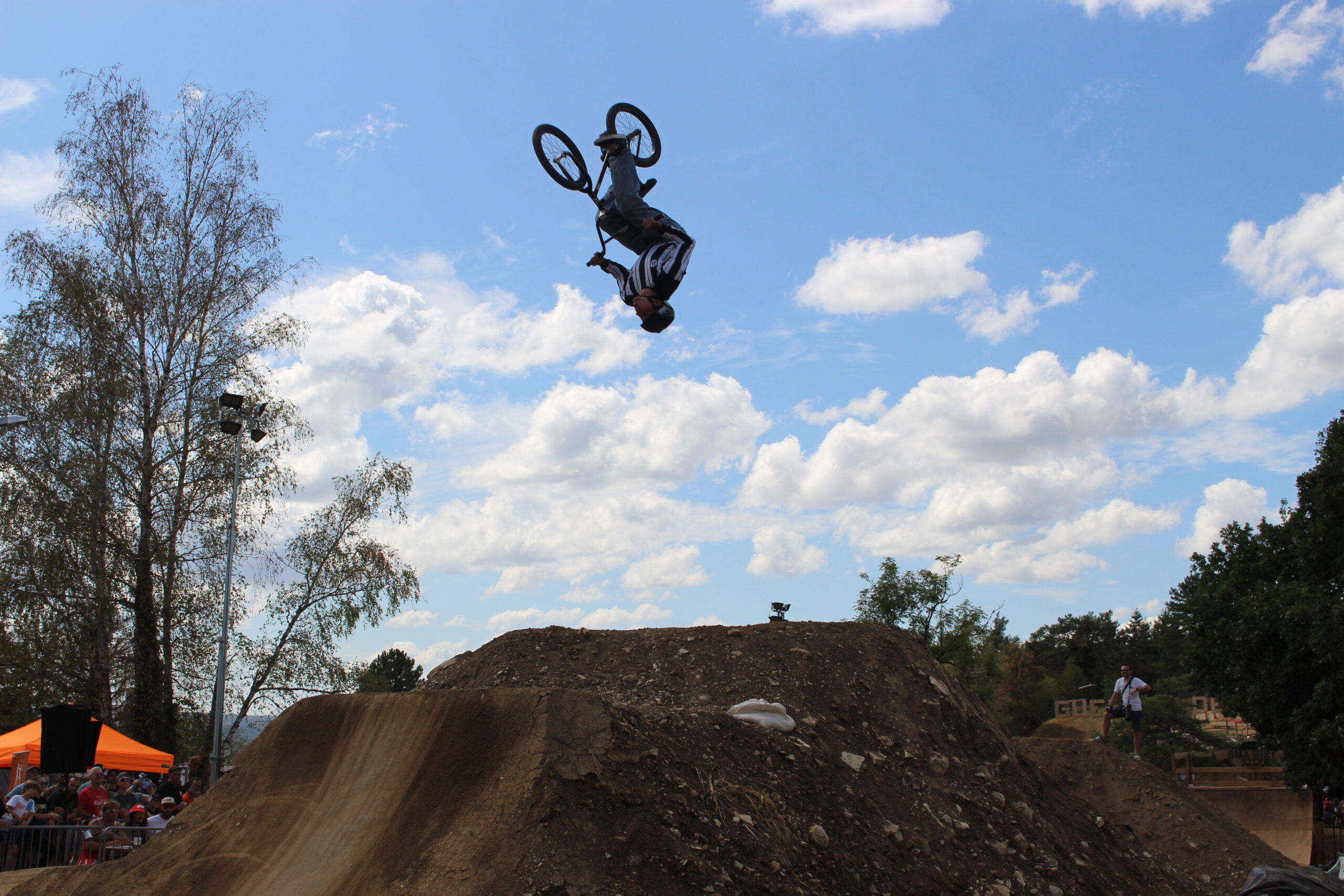 Démonstration BMX avec sauts et figures au festival