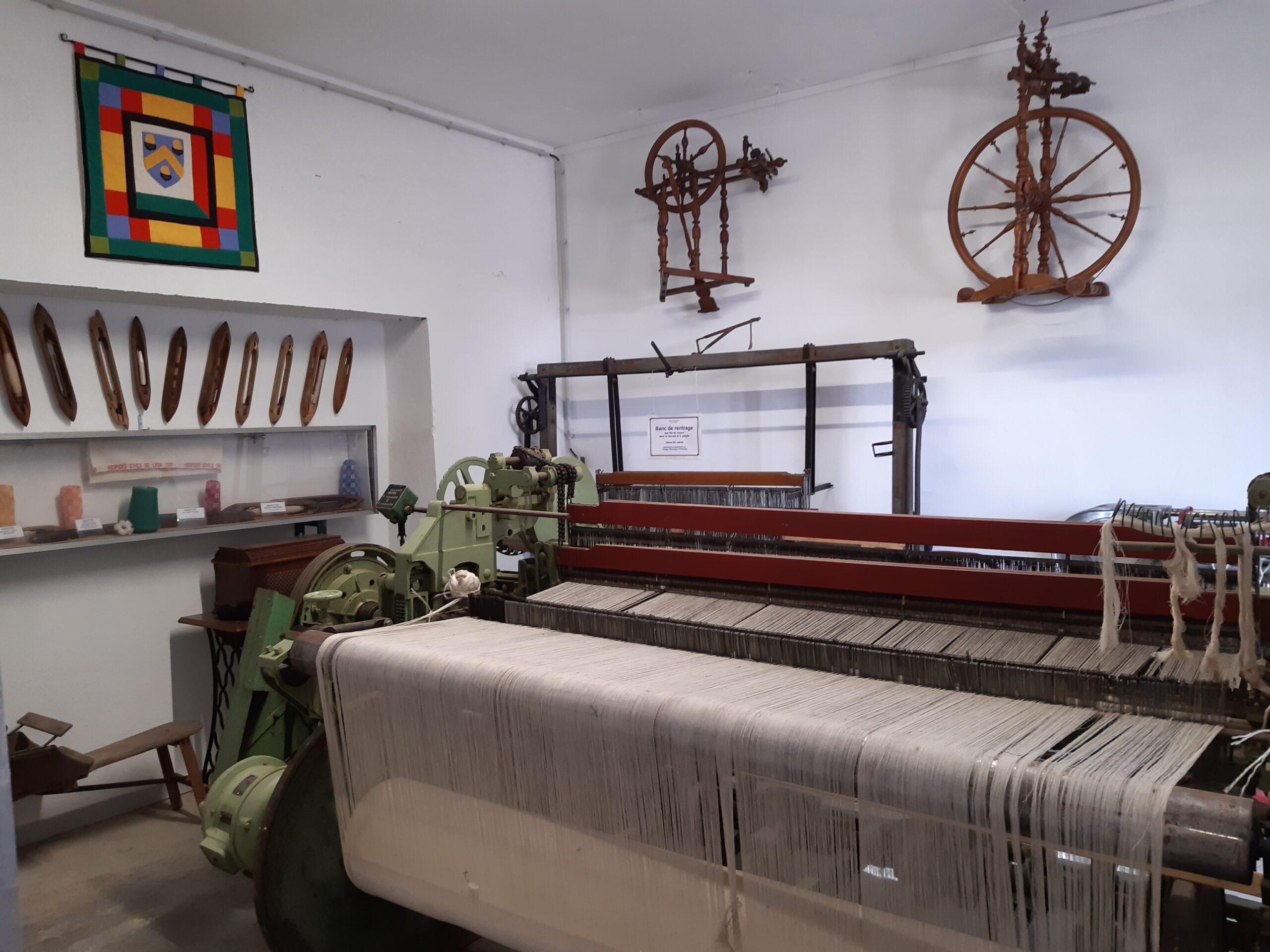 Métier à tisser ancien exposé dans une salle