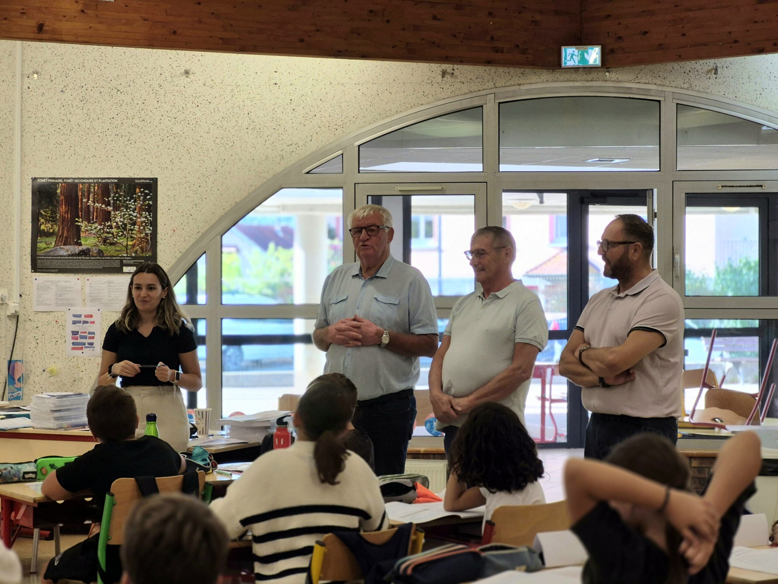 Rentrée scolaire à Champagnole, cour d’école et bâtiments