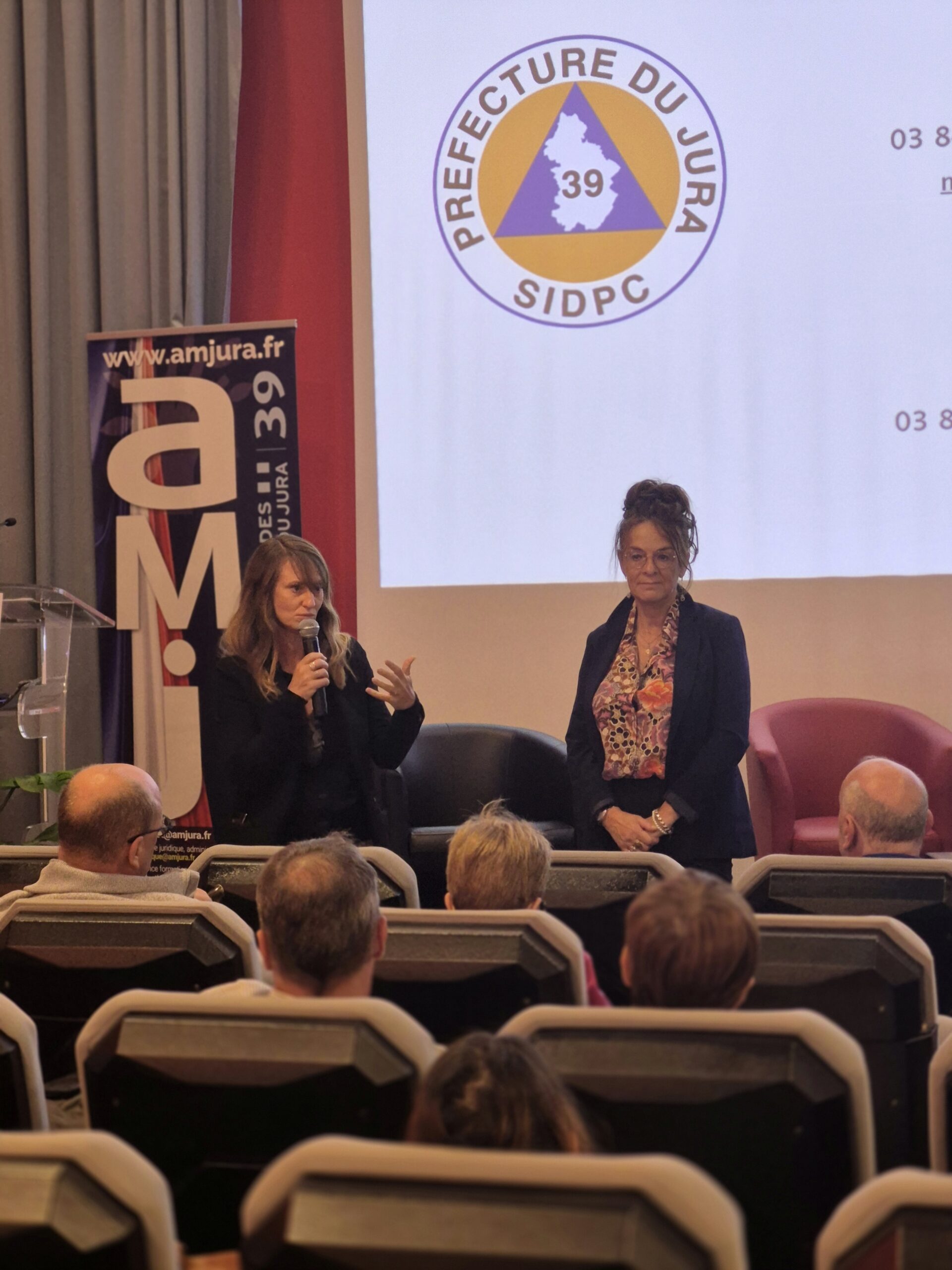 Intervenants face aux élus lors d’une journée au Carcom
