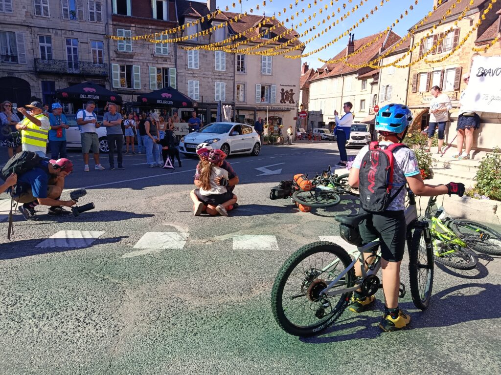 Retour émouvant d’un cycliste accueilli à Arbois