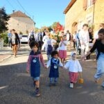 Enfants en costume portant le petit Biou de Pupillin