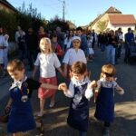 Cortège du Biou à Pupillin avec enfants vignerons