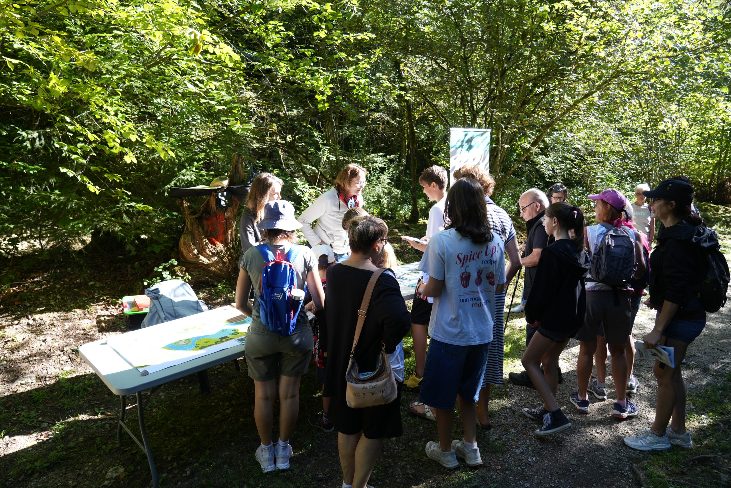 Marcheurs en forêt sur le parcours pédagogique de la Sarsouille