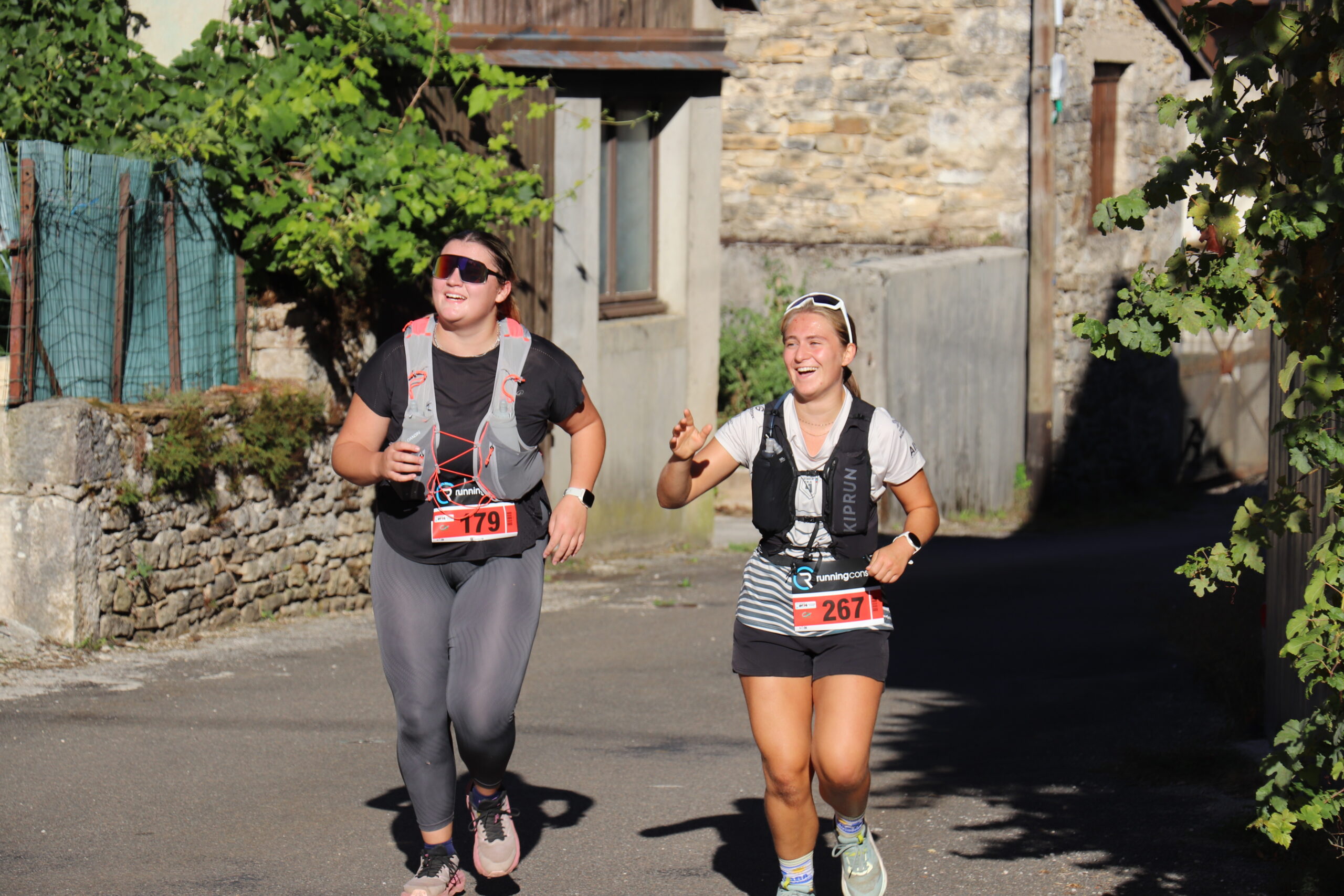 Coureuses de trail courant sur un chemin en nature
