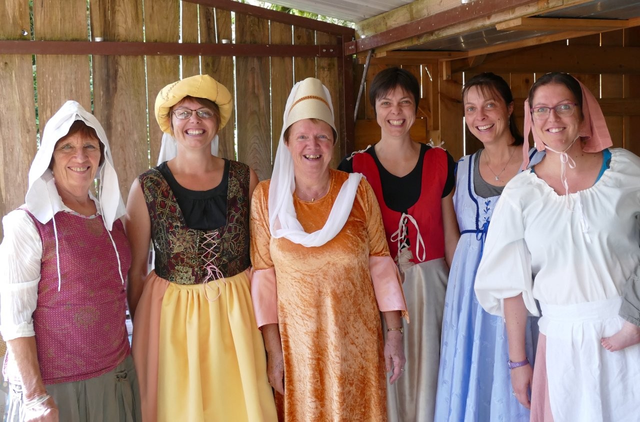 Femmes en costumes d’époque médiévaux dans le château