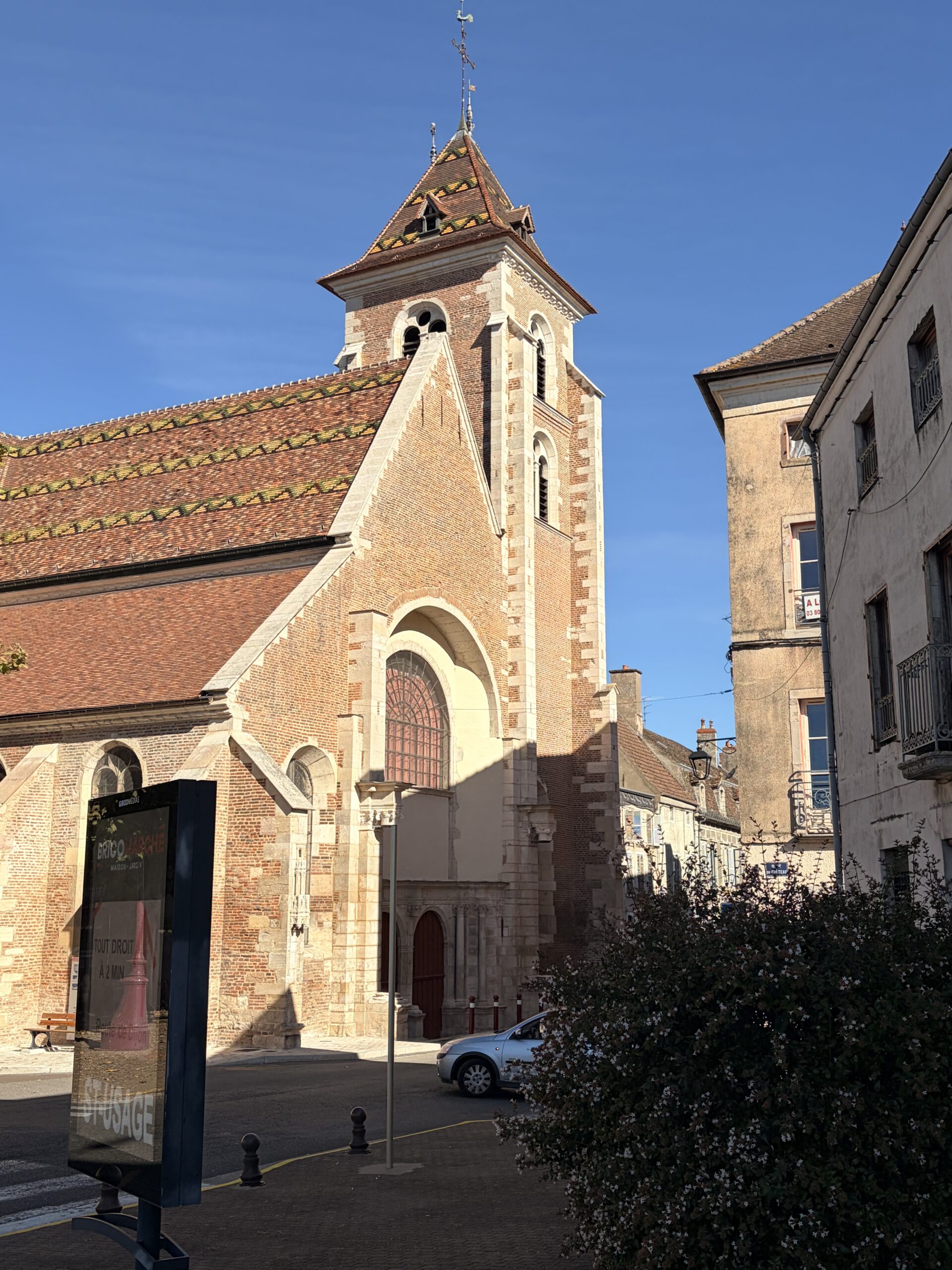 Église en pierre avec clocher, ciel bleu en arrière-plan