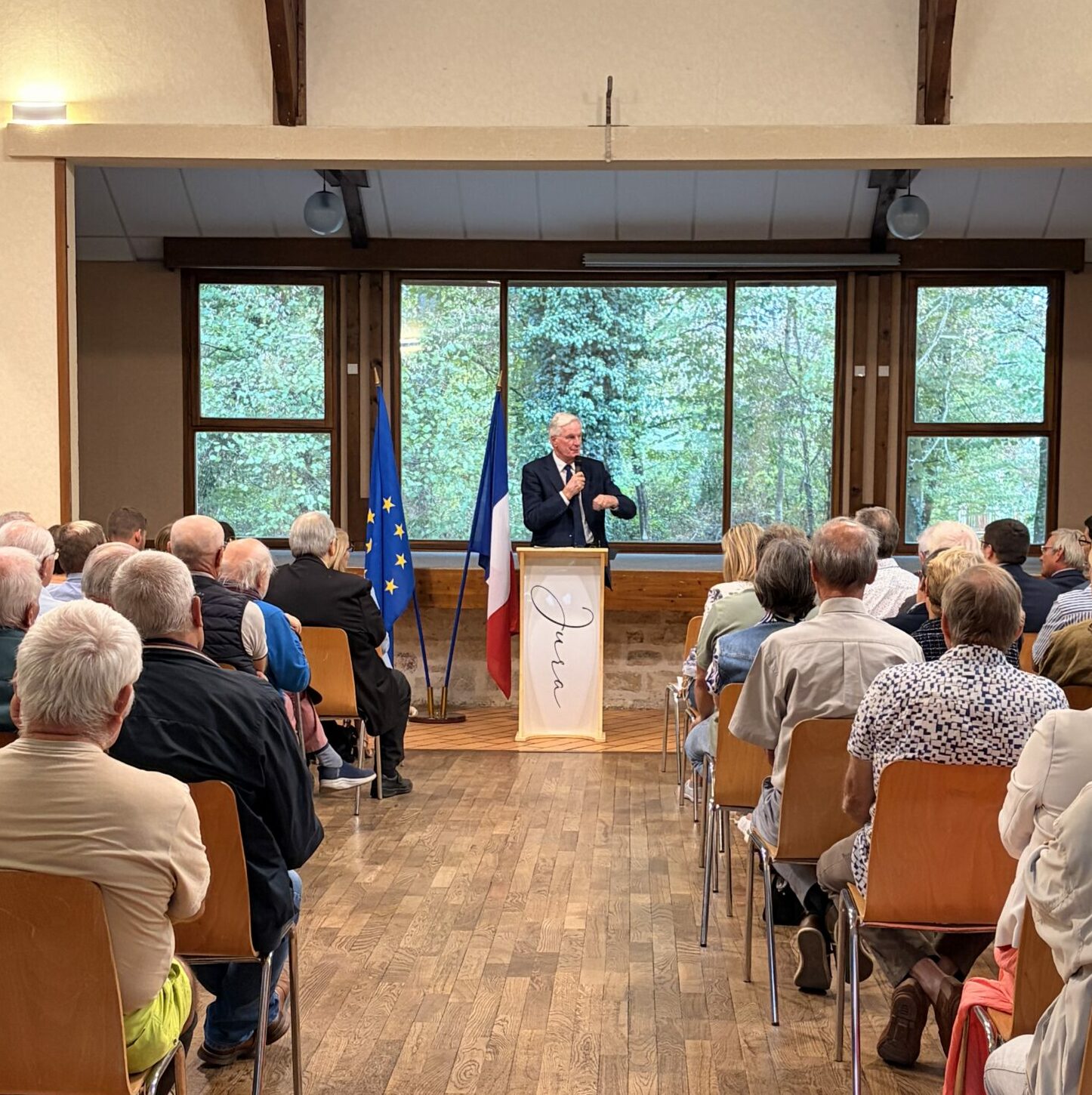 Michel Barnier et Justine Gruet lors d’une visite