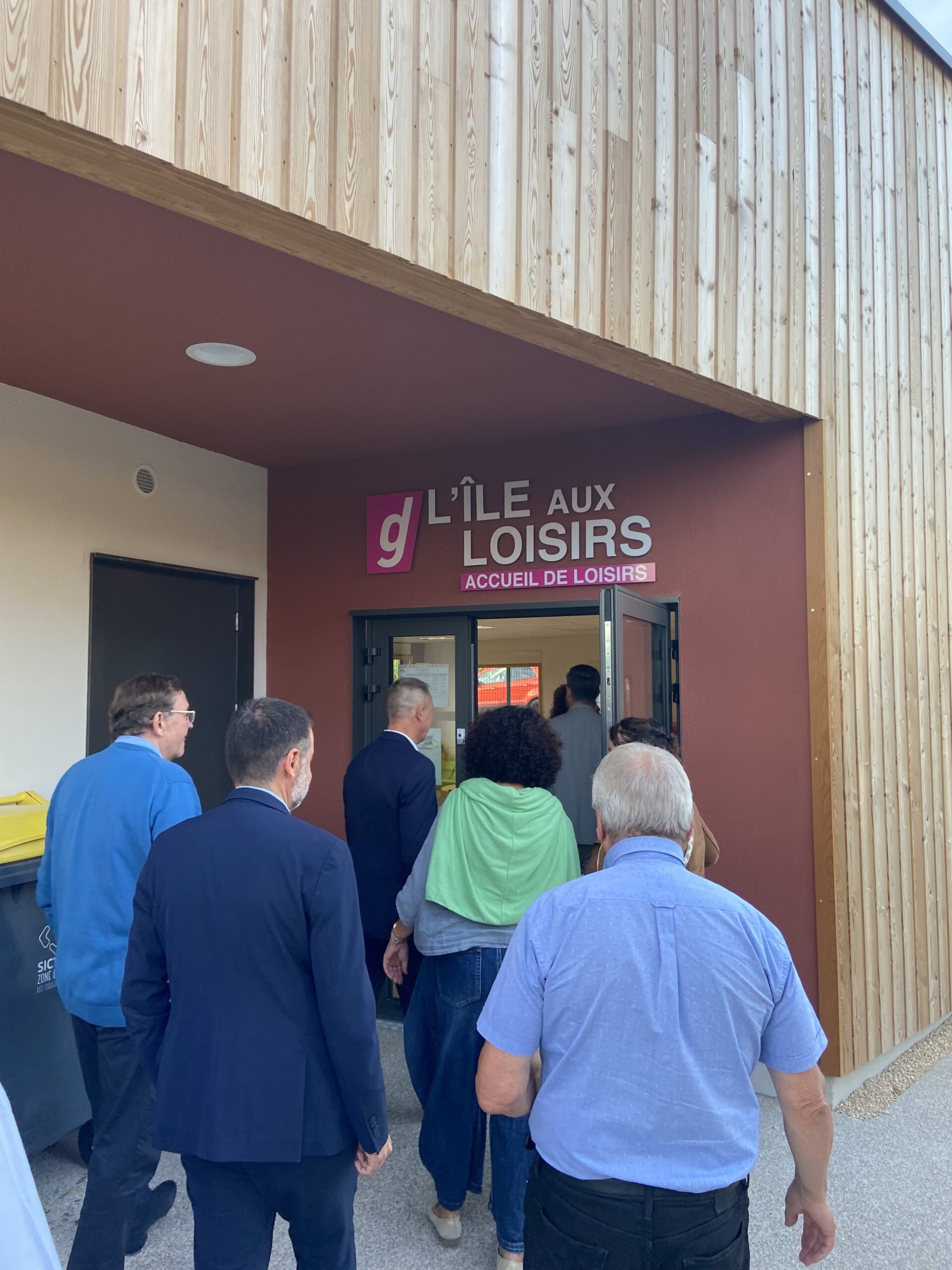 Inauguration du pôle scolaire à Biarne, élus présents