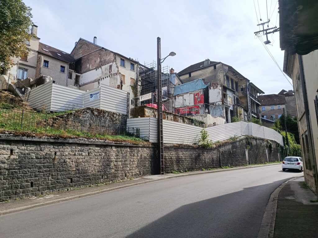 Îlot Princey en démolition, bâtiments éventrés à Salins-les-Bains