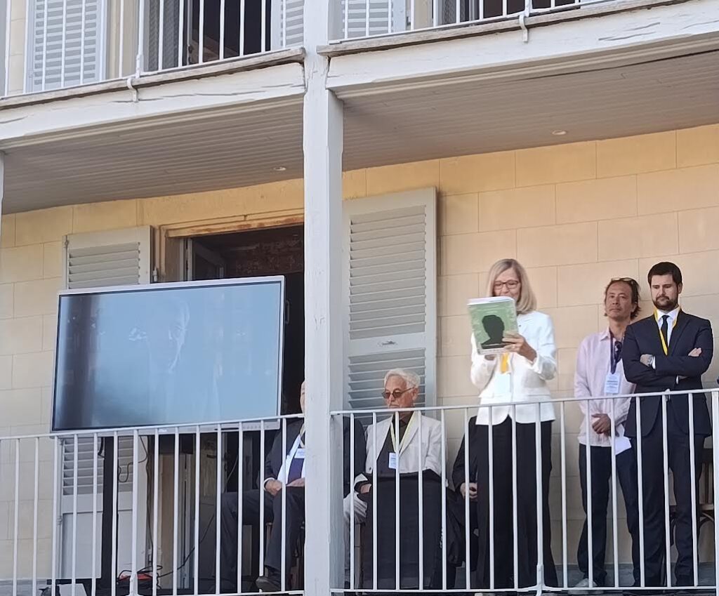 Pascale Cossart lors d’une conférence scientifique en intérieur