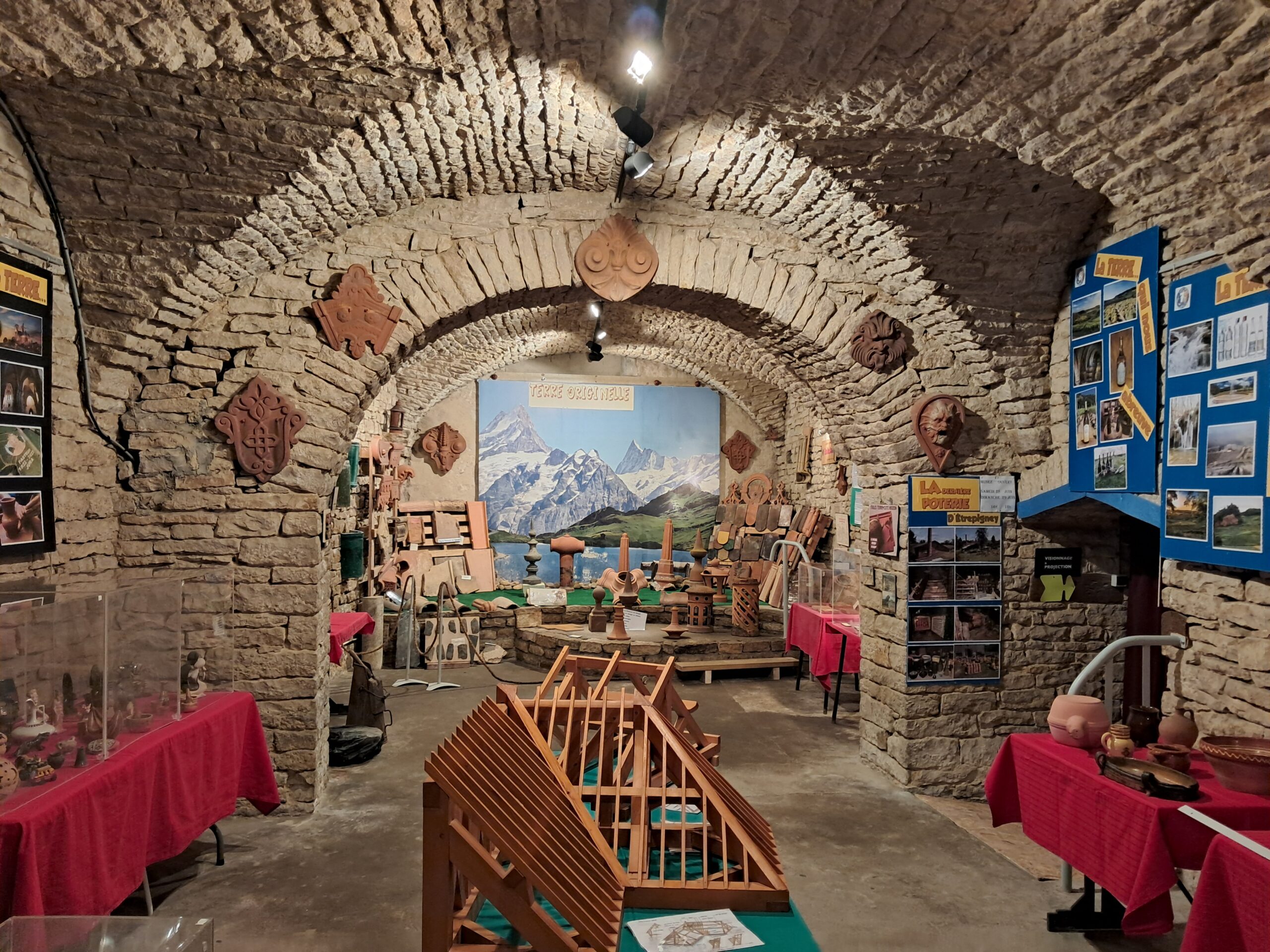Photo d’exposition sur la terre, objets en cave