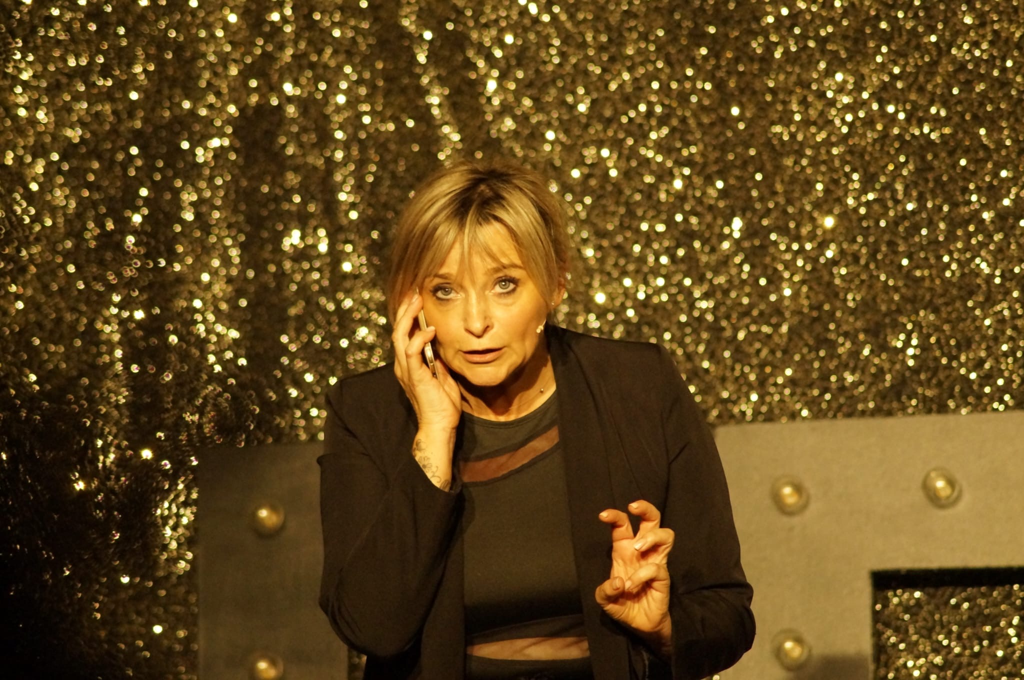 Humoriste Sandrine Brun sur scène, portrait en lumière
