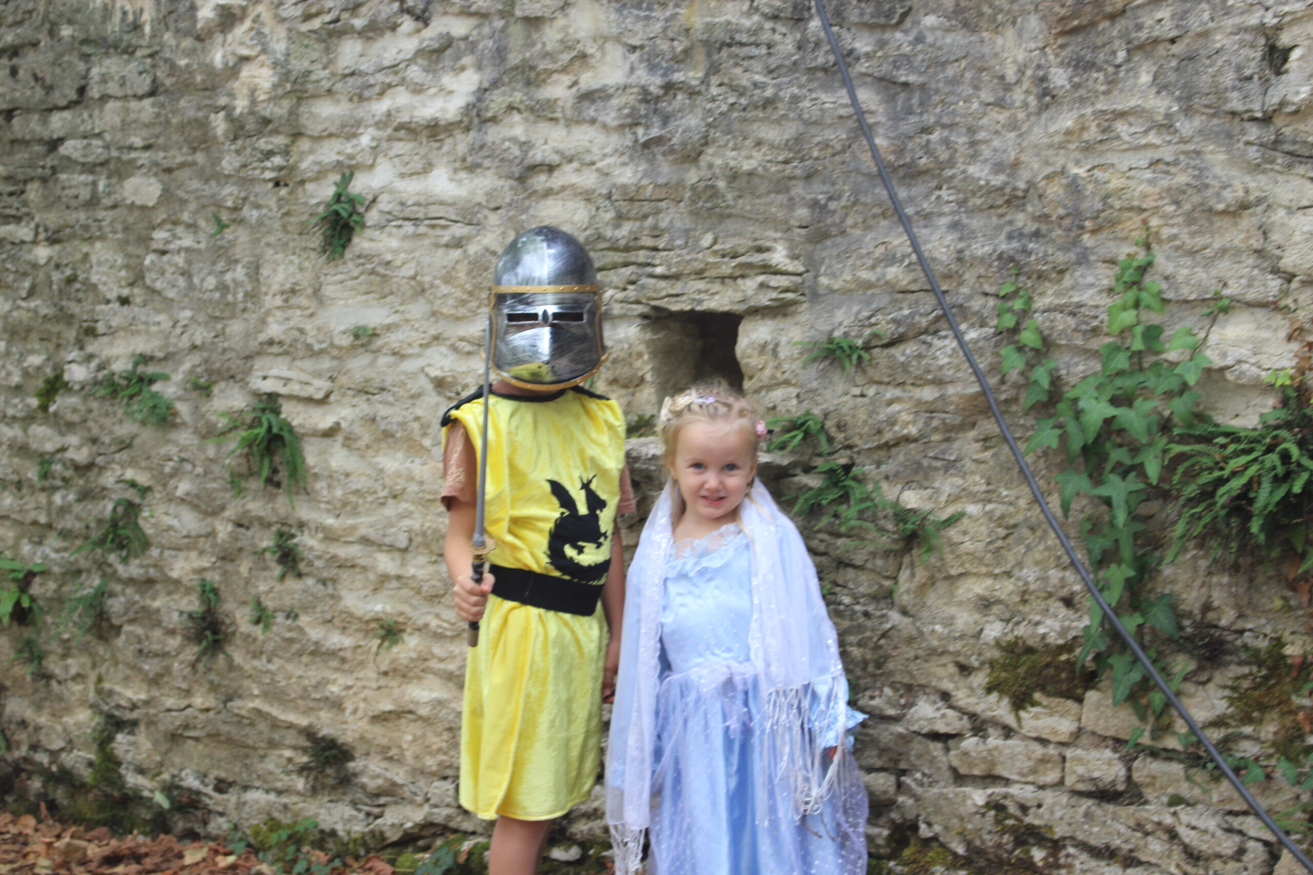 Chevalier en armure et femme en tenue médiévale