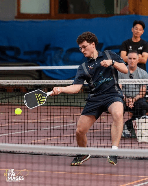 Joueurs de pickleball sur terrain indoor, compétition club