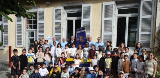 Saint-Claude. Un banc de l’amitié pour lutter contre l’isolement dans la cour