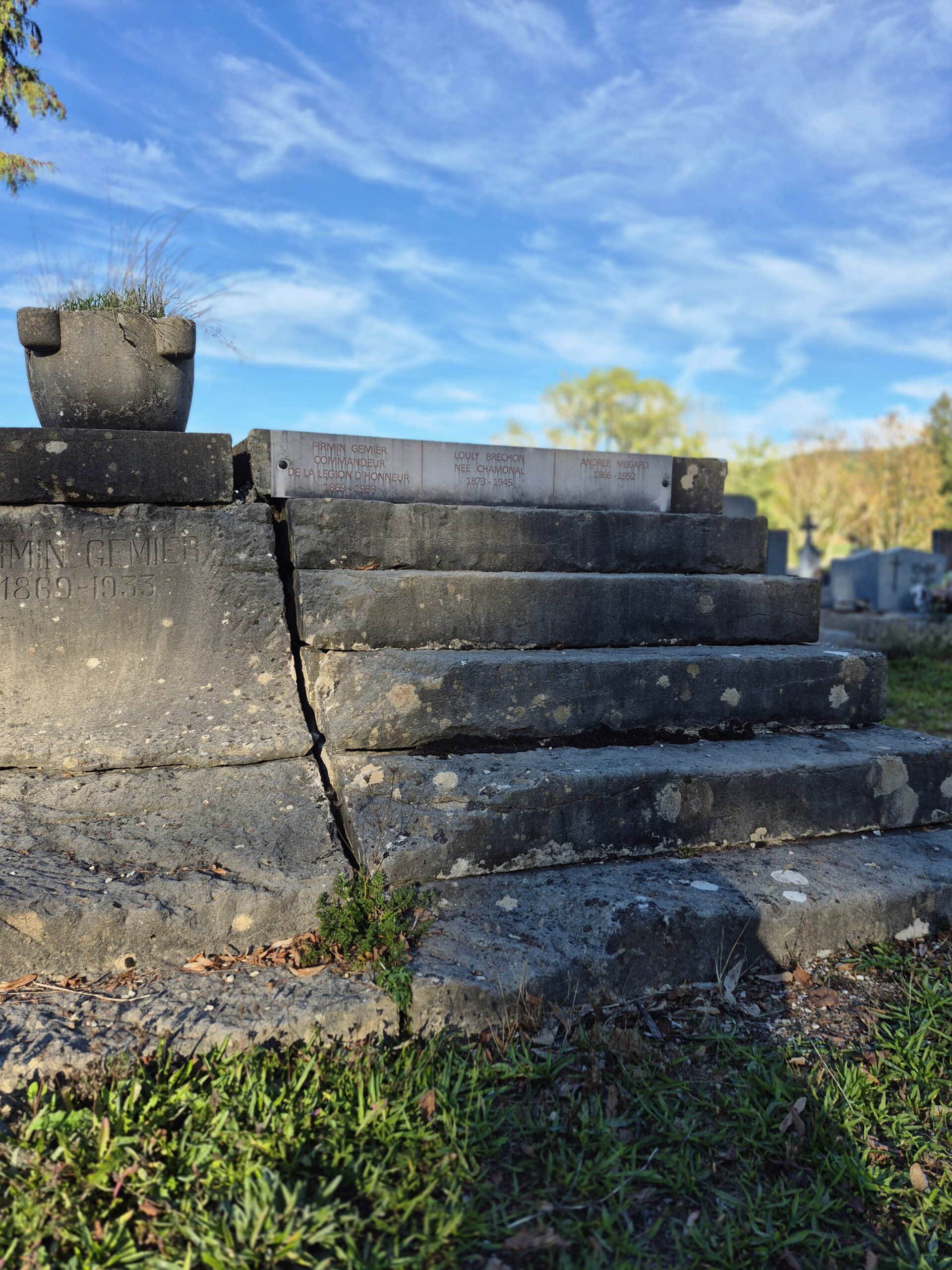 Allée de cimetière avec tombes et croix en pierre