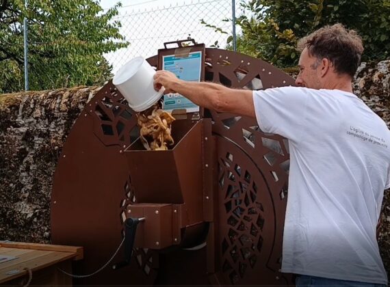 Composteur-fontaine installé sur placette, habillage bois naturel