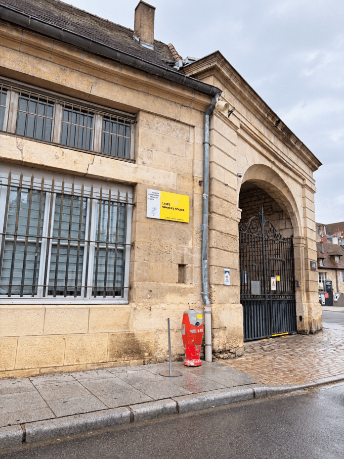 Entrée du lycée Charles Nodier