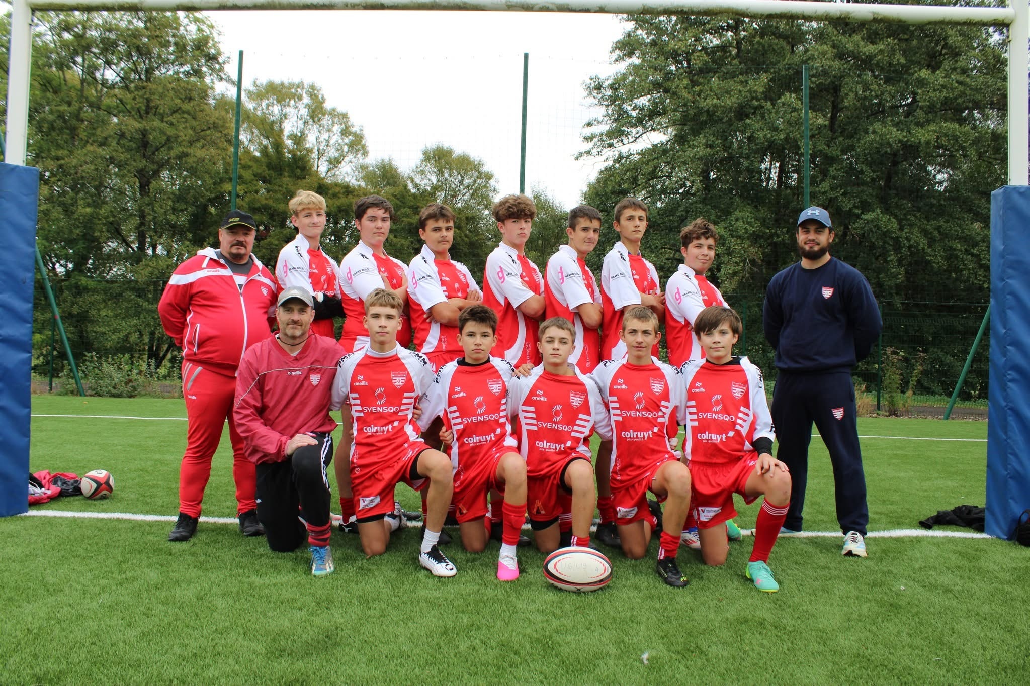 Groupe de jeunes rugbymen à l’entraînement sur terrain