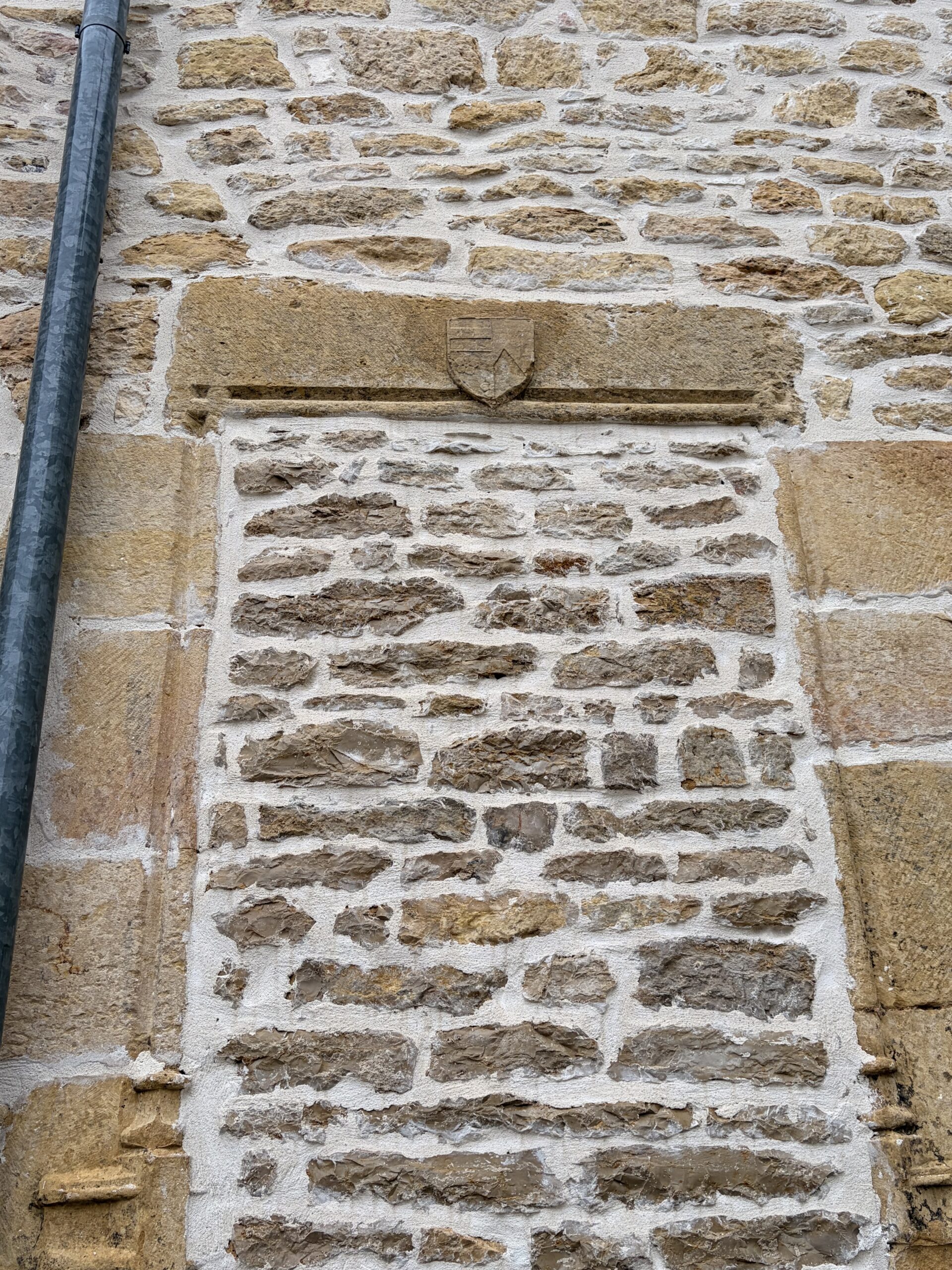 Vue extérieure de l’église Notre-Dame et escalier