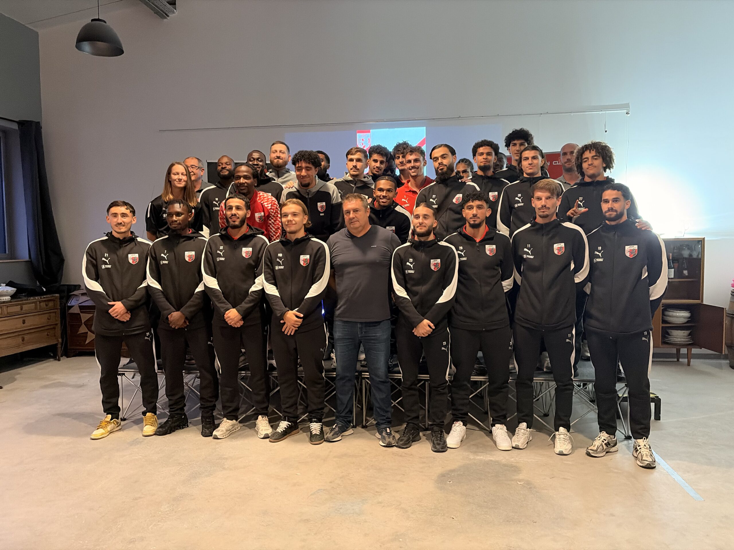 Présentation du groupe Jura Dolois Foot en salle