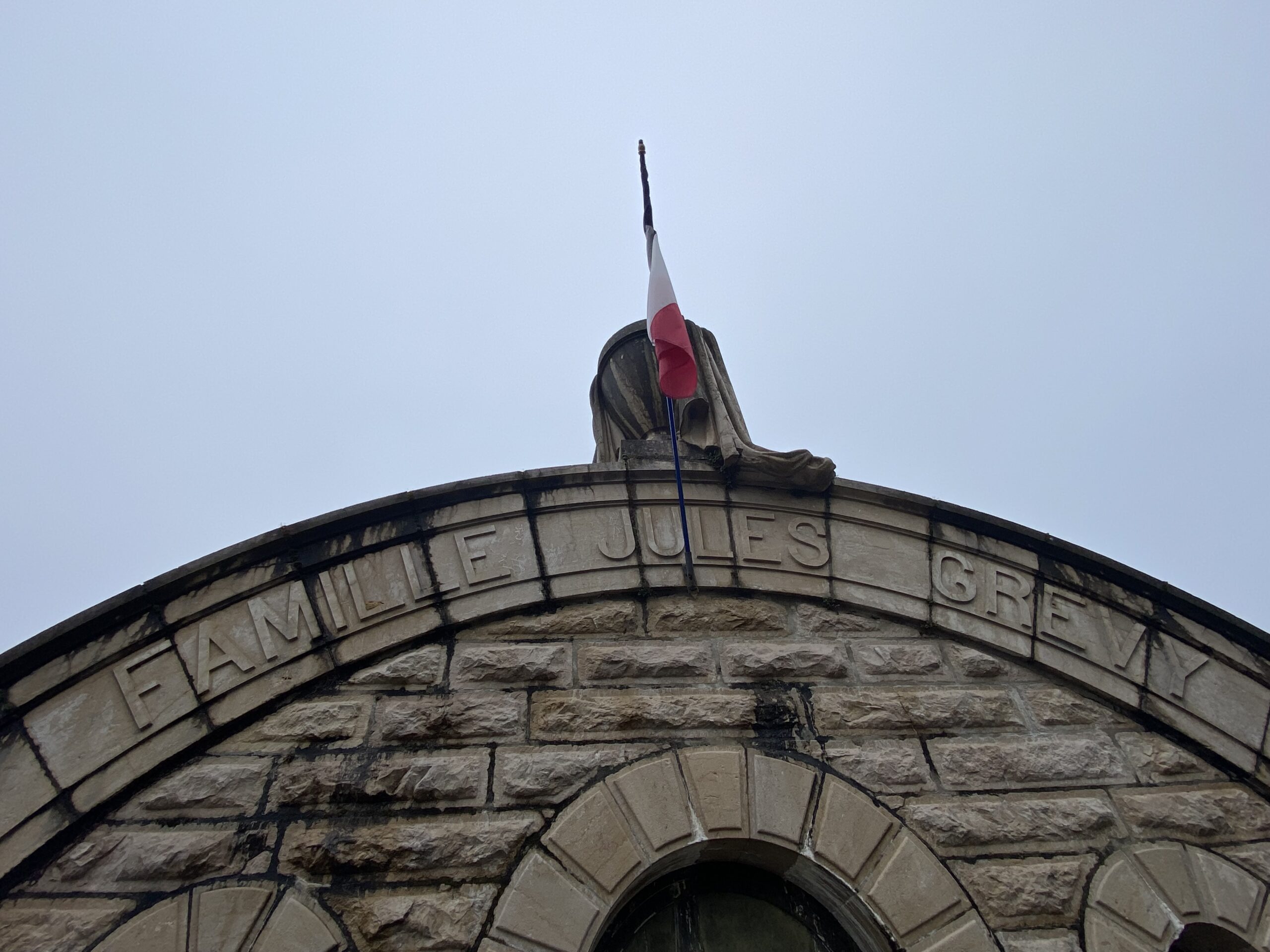 Caveau imposant de Jules Grévy au cimetière