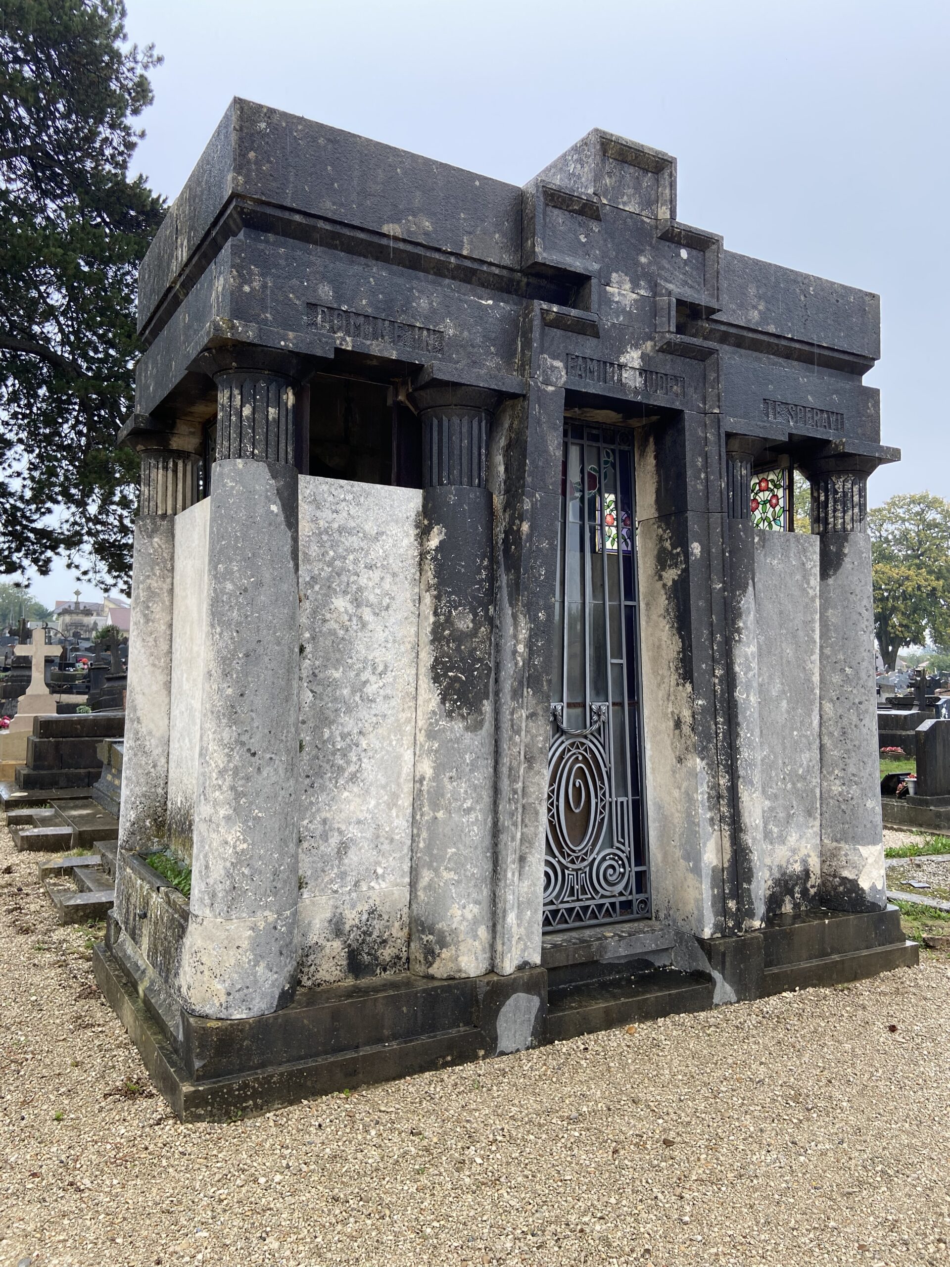 Chapelle funéraire ornée de symboles égyptiens au cimetière