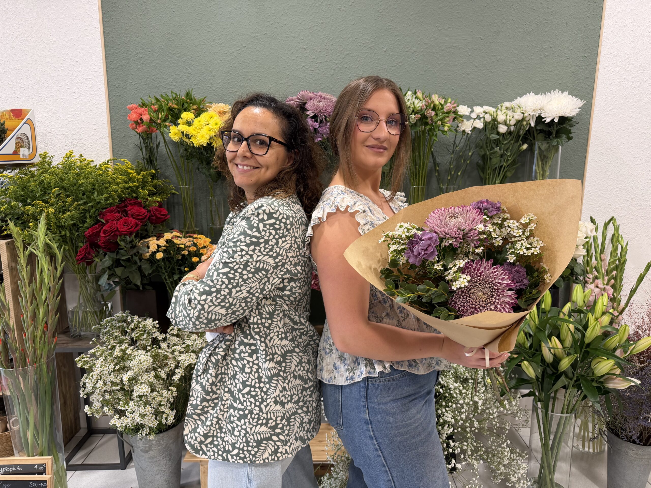 Bouquets et compositions florales exposés en boutique
