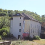 Bâtiment ancien en pierre, façade vue de face