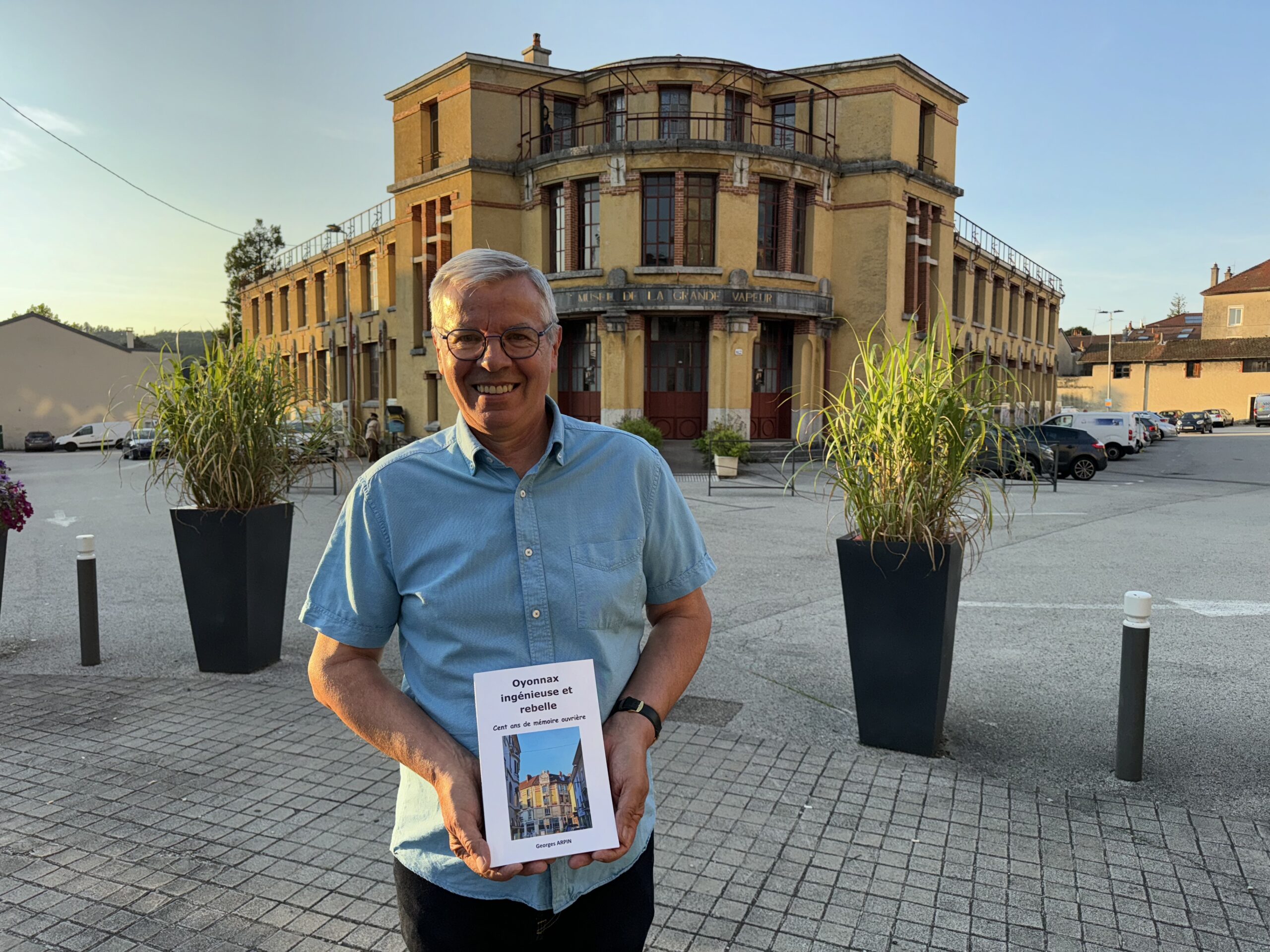 Photo de Georges Arpin présentant son livre